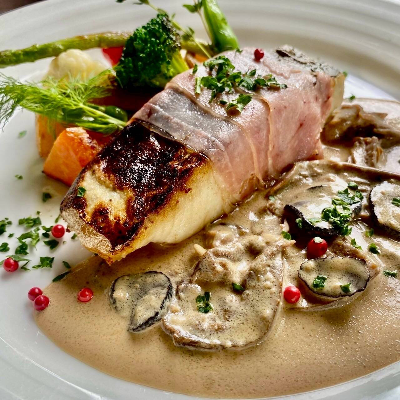 鰆のサルティンボッカ 自家製生ハム包み ポルチーニと黒トリュフのクリームソース(レストランいとしま).jpg